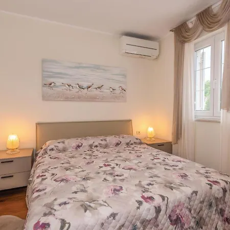 Amazing In Krk With Outdoor Swimming Pool Ferienhaus Vrh (Krk)