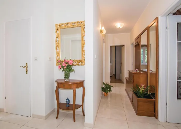 3 Bedroom Stunning In Krk Casa de Férias Krk Town